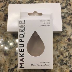 *FREE WITH BUNDLE* Silicone Makeup Applicator
